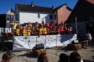 die Kindergärten "Eulennest" und "Farbelchse" singen